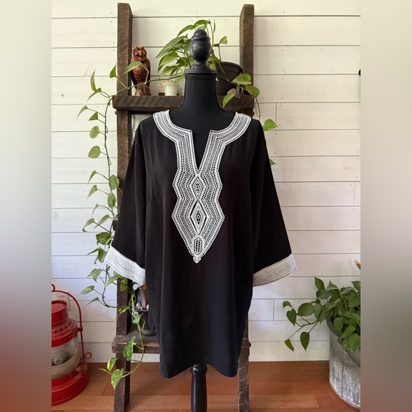 Black Tunic Shirt with White Lace Trim Detail - Picture 17 of 17